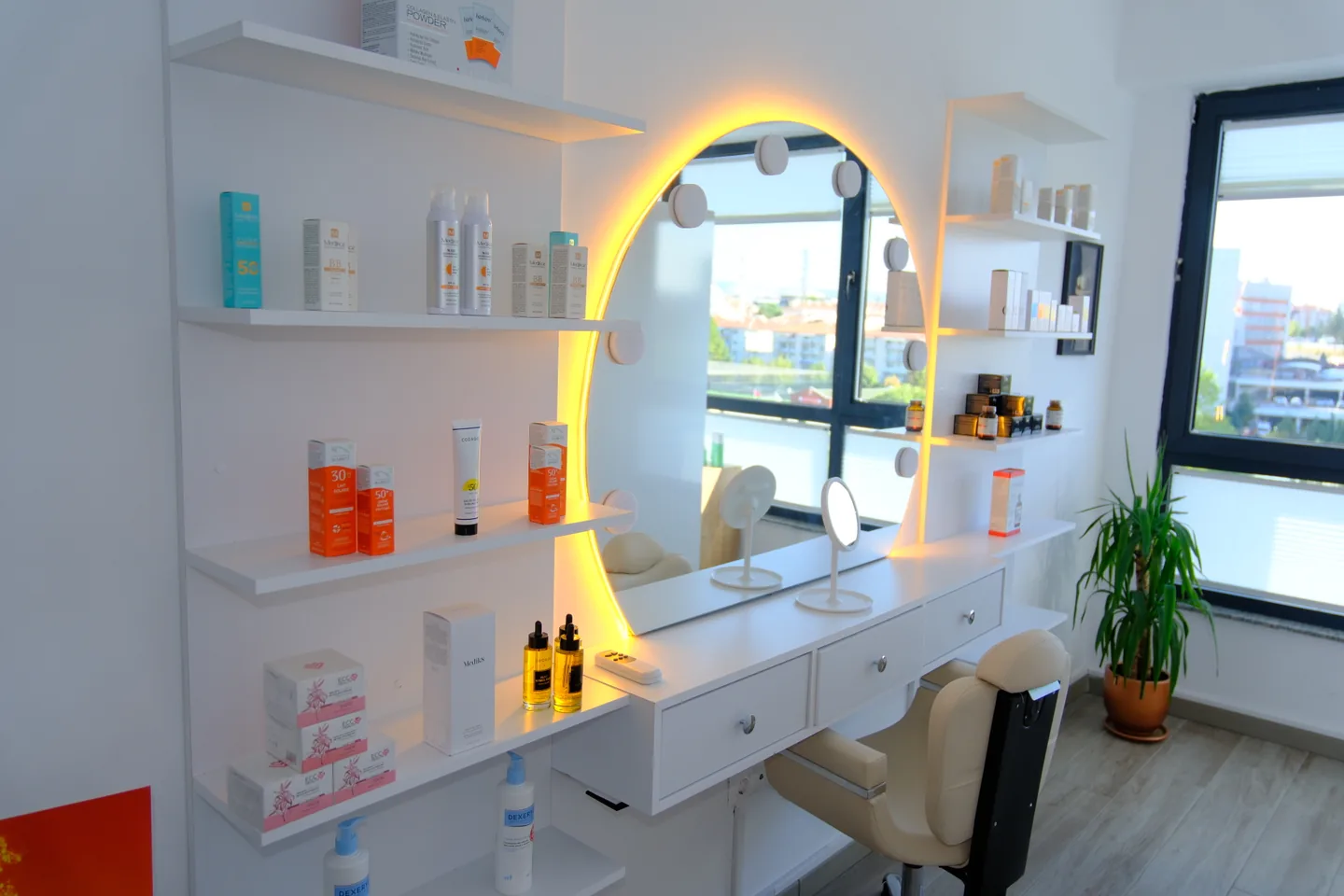 Nautilus Beauty aydınlatmalı makyaj köşesi ve bakım ürünleri