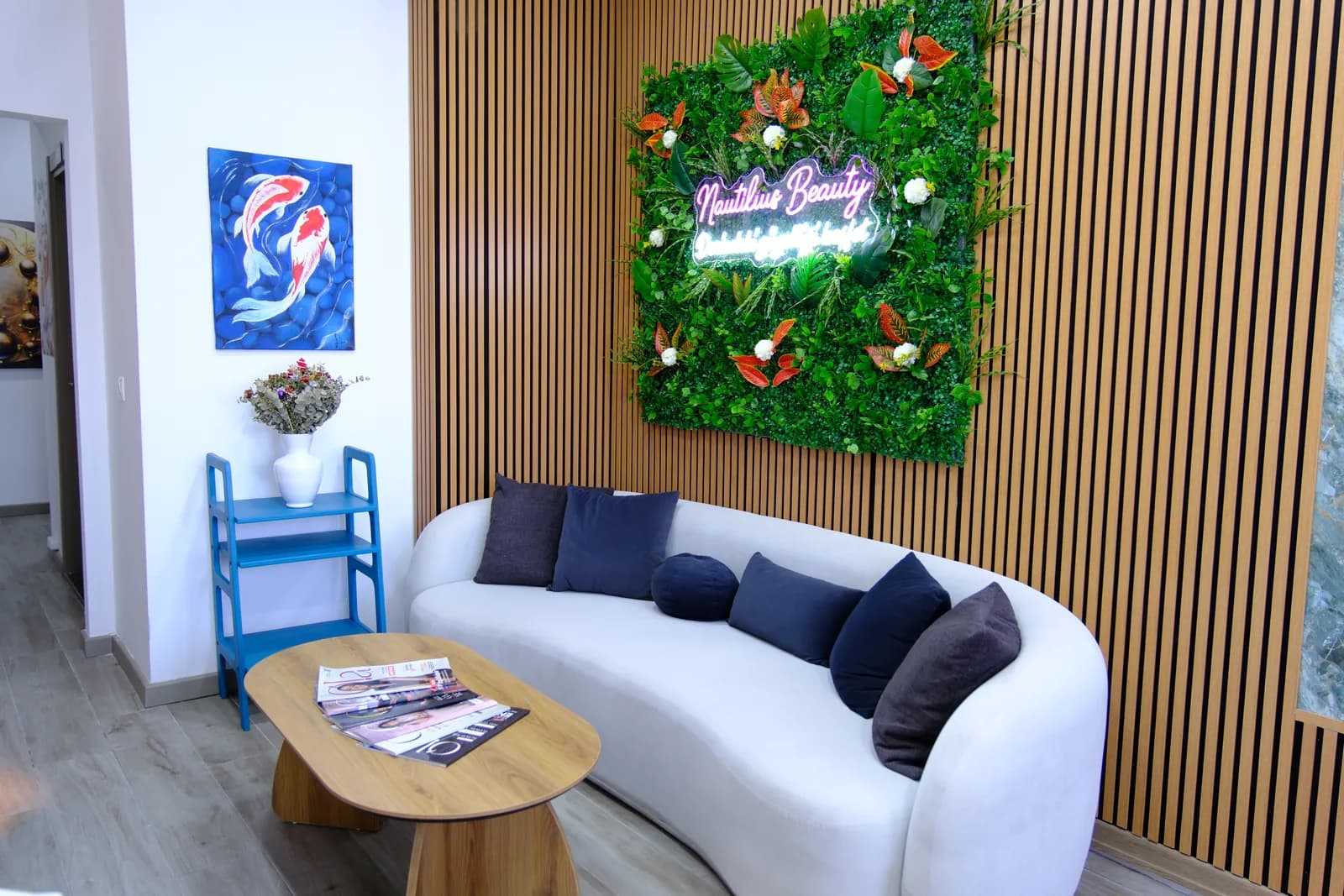 Nautilus Beauty’nin yeşil duvarlı karşılama ve bekleme alanı